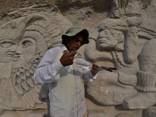 Alejandro Espinoza, el hondureño que hace frente al encierro por Covid-19 esculpiendo figuras mayas en bulevares