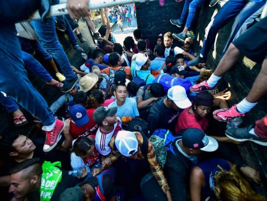 Las duras imágenes que deja la caravana de migrantes y que conmueven a Honduras