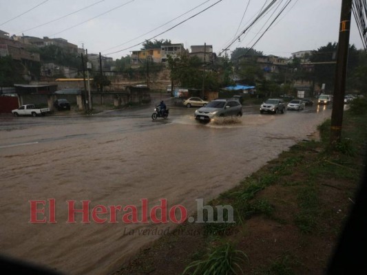 Imágenes de la fuerte lluvia que sorprendió este miércoles a los capitalinos