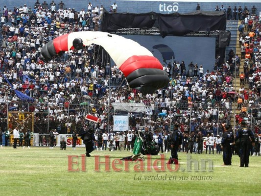 FOTOS: Así fue el show de los paracaidistas en los desfiles patrios