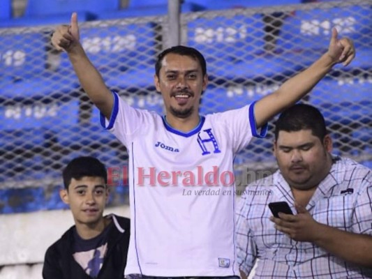 FOTOS: Mujeres guapas y afición entusiasmada en el partido de Honduras ante Martinica