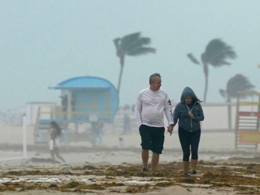 Las imágenes: Eta lleva aguaceros a las calles ya inundadas de Florida