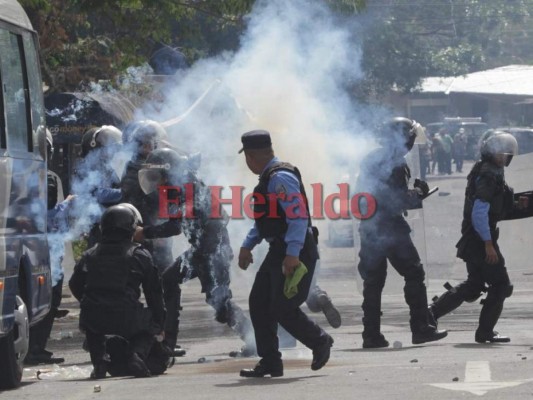 Impactantes imágenes del enfrentamiento entre transportistas y policías en la colonia Loarque