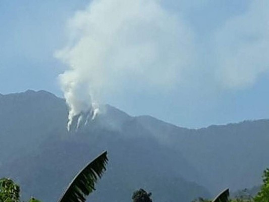 Las primeras imágenes del incendio forestal en la montaña Pico Bonito