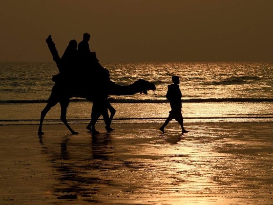 Con caminatas en la playa y oraciones en los templos, así reciben 2020 en otros países