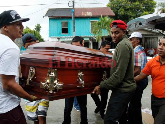 FOTOS: Desgarradoras imágenes de familiares y amigos en velorio de Juan Carlos García