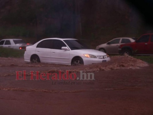 Calles convertidas en ríos y autos atrapados dejan las lluvias en la capital