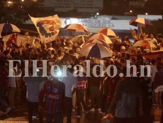 ¡Ambientazo en el Nacional! Pese a la lluvia, los aficionados acudieron a la cita con la historia