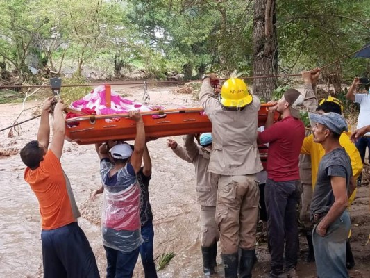 Imágenes de rescates: Hondureños lloran y sufren la tragedia causada por Eta