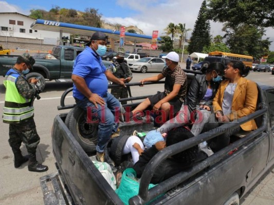 FOTOS: En caravanas retornan viajeros al cierre de la Semana Santa