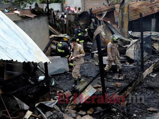 Lágrimas y dolor: incendio arrasa con dos casas en la Nueva Capital (FOTOS)