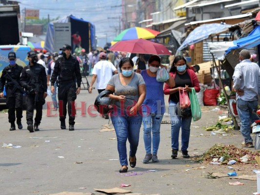 FOTOS: Capitalinos cada vez toman más conciencia y se cuidan al salir a abastecerse