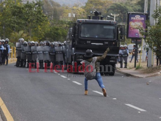 FOTOS: Desorden y caos afuera de la UNAH en el inicio de clases