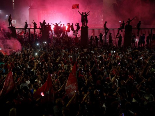 ¡Se les olvidó la pandemia! Miles celebran el título del Liverpool