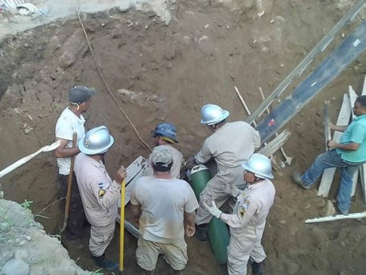 Las angustiantes cuatro horas del dramático rescate de un joven soterrado en Colón