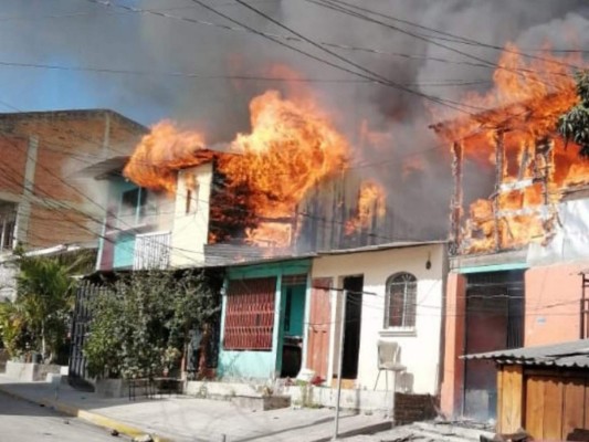 Las primeras imágenes del voraz incendio en barrio Bella Vista