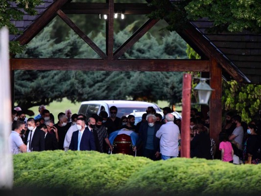 Al lado de sus padres, Maradona fue enterrado en una ceremonia privada