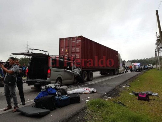 Así ocurrió el trágico accidente entre un busito y una rastra en la carretera al norte