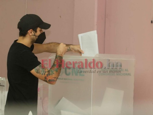 Acompañados de sus caninos, jóvenes acuden a votar en las Elecciones Generales  