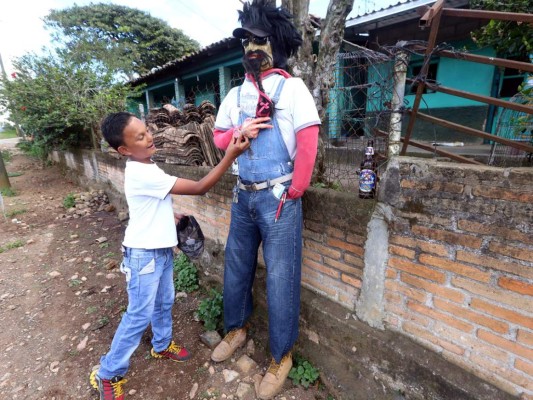 Hondureños quemarán monigotes en fiesta de fin de año para darle la bienvenida al 2016