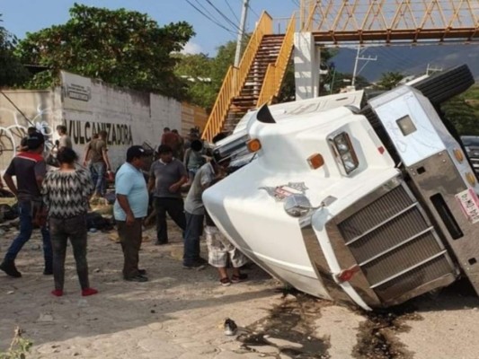 Las imágenes de la tragedia que dejó 49 migrantes muertos en México (Fotos)