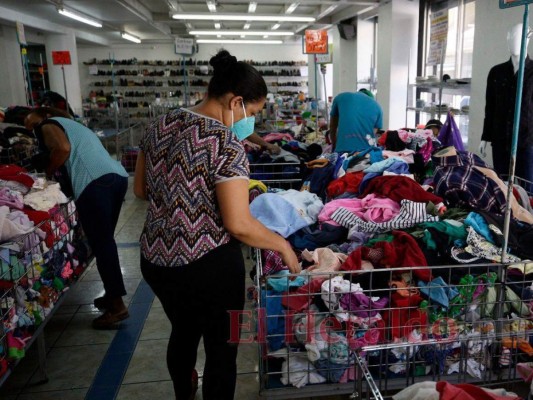 Portando mascarillas, capitalinos visitan comercios para aprovechar promociones de fin de año (Fotos)