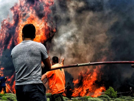 Las impresionantes fotos de los incendios en Grecia que ya dejan más de 70 muertos