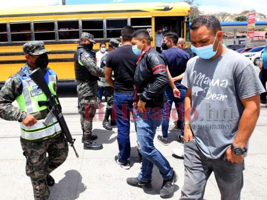 FOTOS: En caravanas retornan viajeros al cierre de la Semana Santa