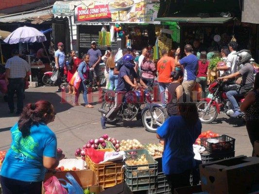 Capitalinos abarrotan mercados para abastecerse en plena cuarentena por Covid-19