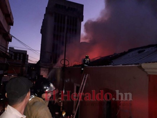 Llamas, daños y desesperación: Las imágenes del voraz incendio que consumió negocios en el centro de la capital