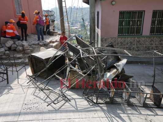 Afectados limpian escombros de casas reducidas a cenizas por incendio en colonia Divanna (FOTOS)