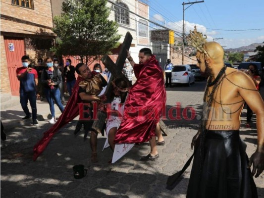 Impresionante vía crucis en Viernes Santo retrata la pasión de Jesucristo