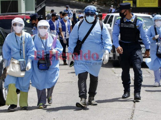 Centros de triaje vacíos e intensas labores de brigadas médicas en la capital (FOTOS)