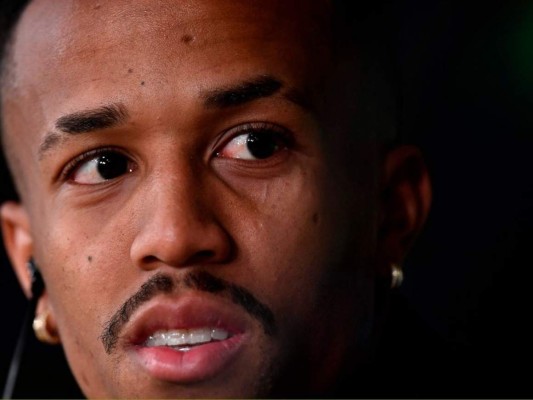 FOTOS: ¡Casi se desmaya! Así fue la peculiar presentación de Éder Militao con el Real Madrid