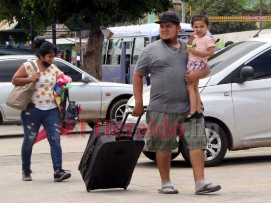 FOTOS: En caravanas retornan viajeros al cierre de la Semana Santa