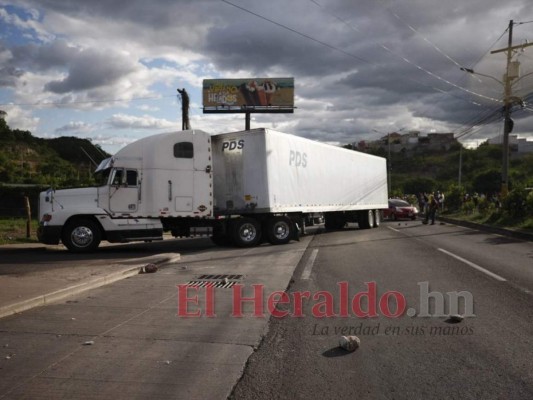 FOTOS: encapuchados bloquearon paso al bulevar Suyapa y anillo periférico