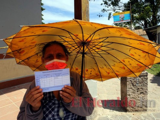 En orden y sentados, Ojojona vacuna a sus abuelitos con dosis donadas por El Salvador (FOTOS)