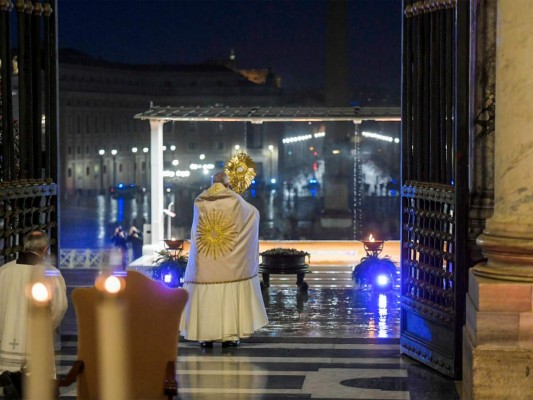 FOTOS: La bendición del Papa al mundo confinado por coronavirus