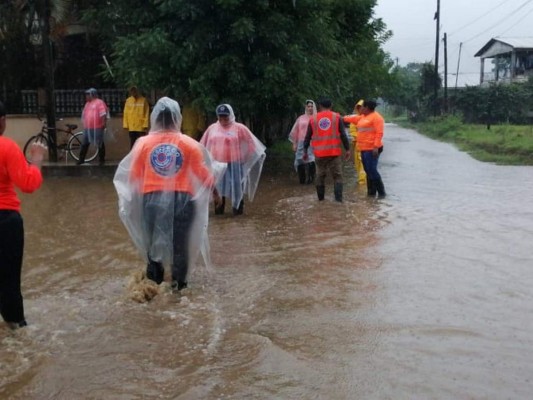 Casas sin techo y fuertes inundaciones deja frente frío en el norte de Honduras