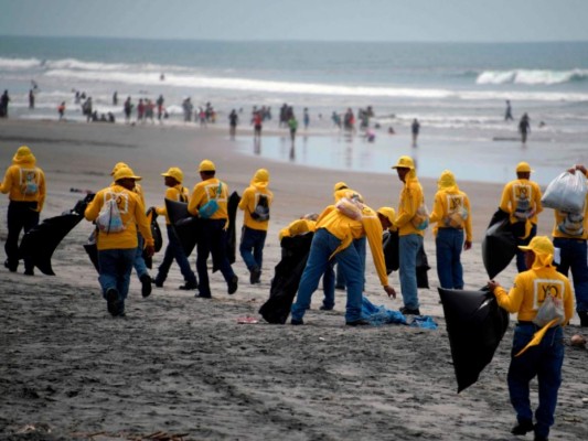 FOTOS: Así limpian las playas, presos salvadoreños antes de la Semana Santa