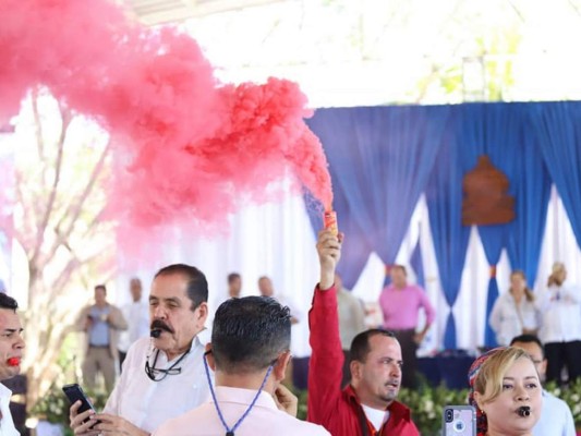 FOTOS: Bengalas, humo de extintores y hasta golpes en 'insurrección' de diputados en el Congreso Móvil