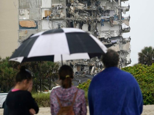 Consternación y llanto por trágico derrumbe de edificio en Miami (FOTOS)