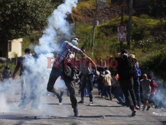 Lluvia de piedras en las tomas realizadas en la salida al sur por la Alianza de Oposición