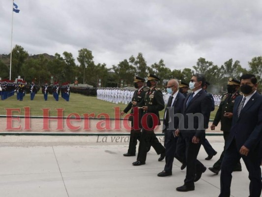 Condecoraciones, distinciones y ascensos de oficiales en el 196 aniversario del Ejército