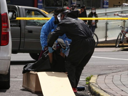 FOTOS: Al menos 19 personas mueren en casas y calles de Quito en medio de la pandemia