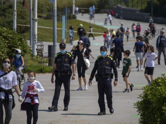 Con ganas de correr y sin miedo, así saturaron calles de España padres y niños