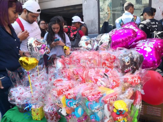 Rosas, globos y abrazos gratis engalanan el Día de San Valentín en la UNAH