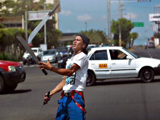 Arte del malabarismo en bulevares de Tegucigalpa