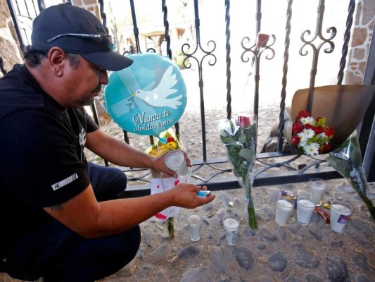 Con mariachis y retratos, fanáticos rinden homenaje a Vicente Fernández