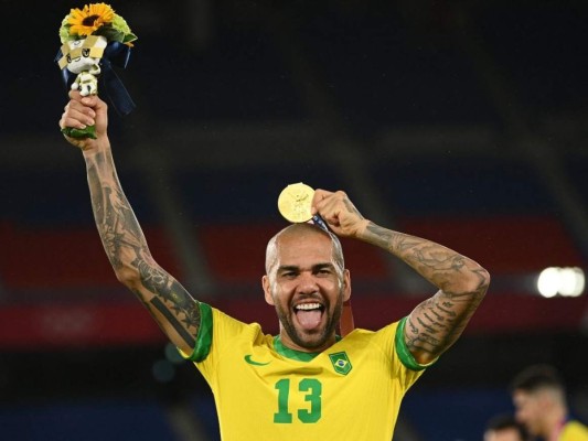 Dani Alves, el futbolista con más títulos en la historia (Fotos)